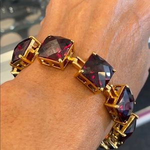 Breathtaking  garnet colored bracelet with clasp